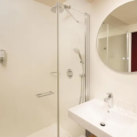 Hotel Hampton By Hilton Paris Ouen 4*