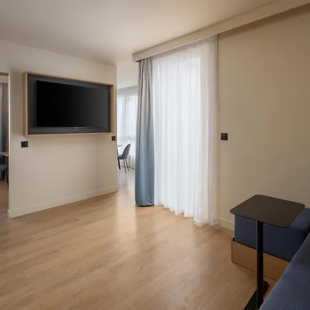 Hotel Hampton By Hilton Paris Ouen 4*